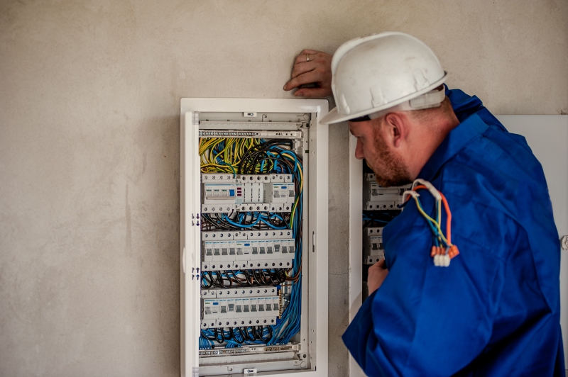 sasu-LE CASTELLET-min_electrician-2755683